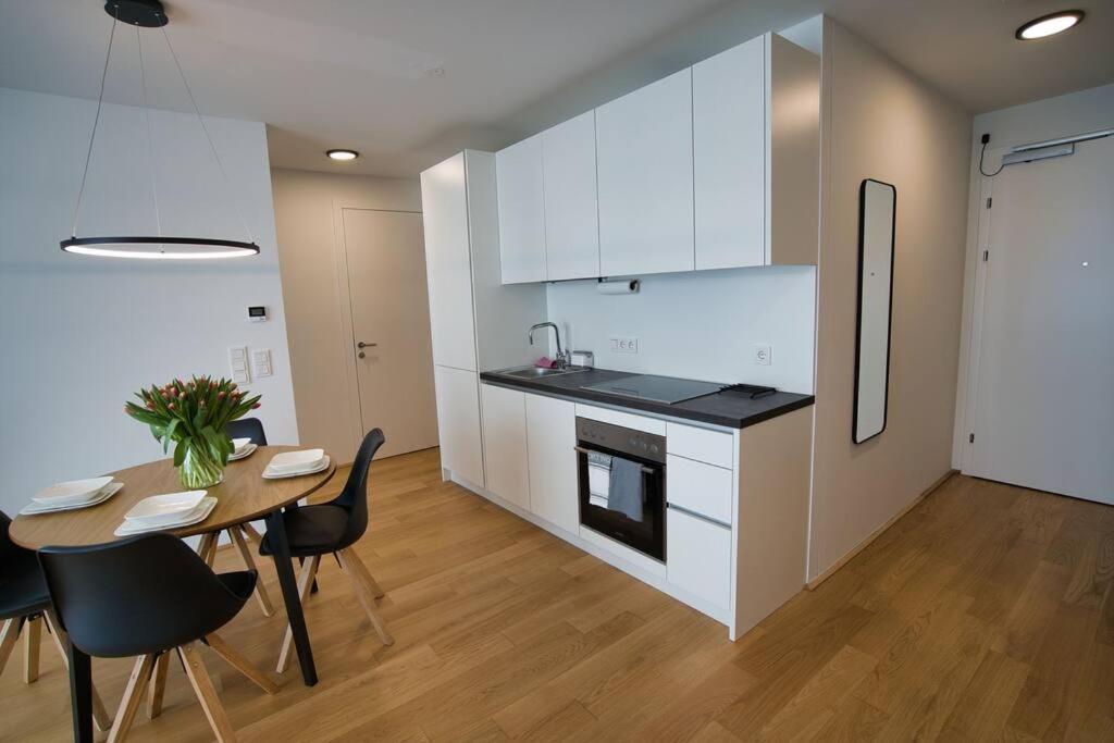 Modern Apartment Near Stadtpark Bécs Kültér fotó